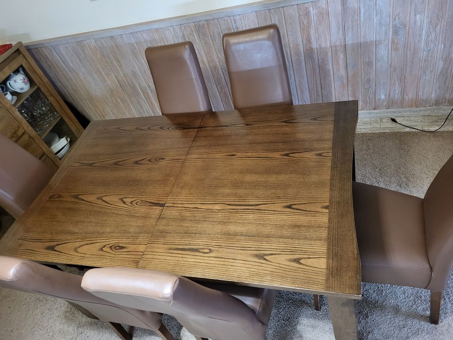 Обідній стіл з стільцями