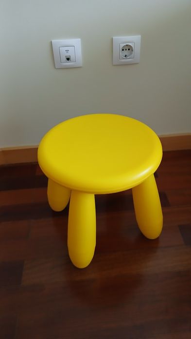 Mesa com cadeiras e banco