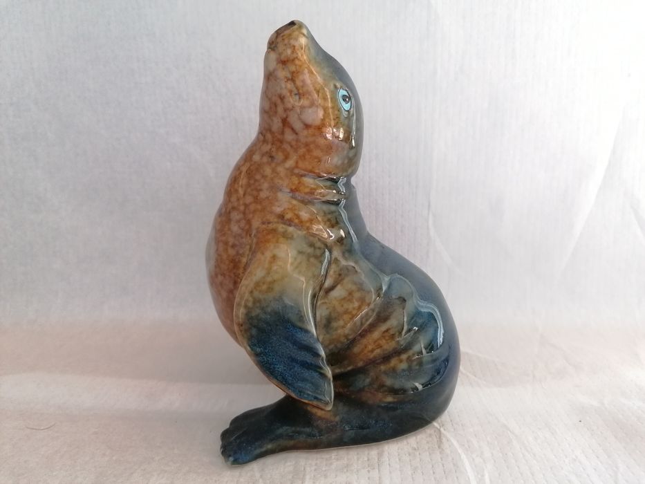 Śliczna ceramiczna skarbonka figurka foka
