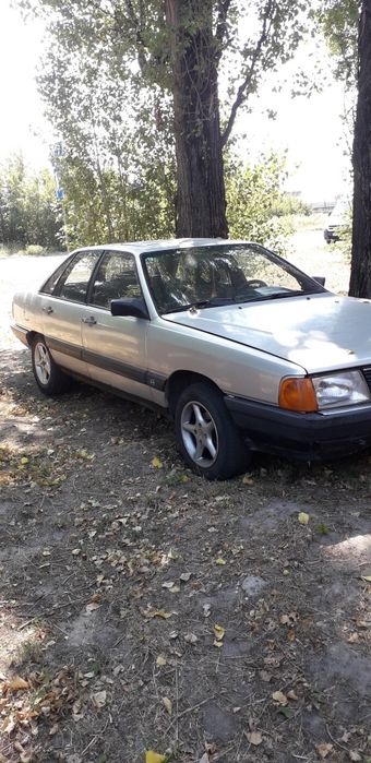 Автомобіль  Ауді 100