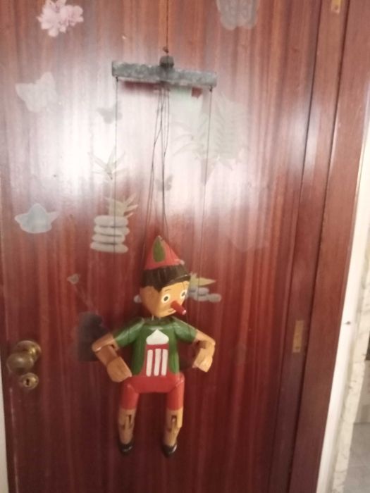 Marioneta antiga Pinóquio articulada em madeira, vinda de Itália