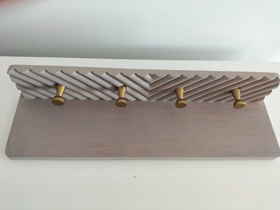 Cabide de parede cinzento e dourado design internacional