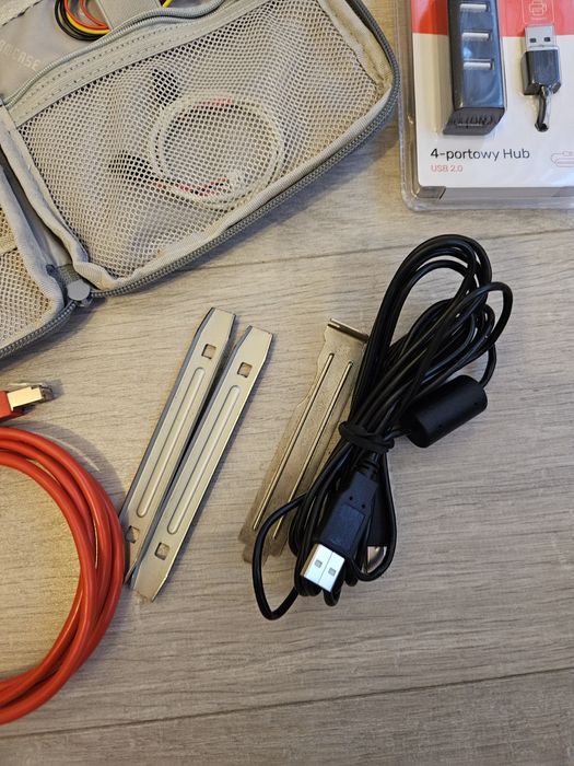 Zestaw kabli do komputera + etui na płyty CD/DVD i na kable molex