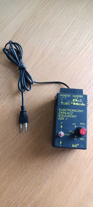 Zasilacz regulowany dwufunkcyjny do kolejek elektrycznych TT, H0, N