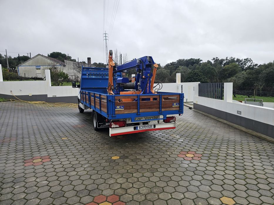 Grua para montagem e extração de bombas de furos