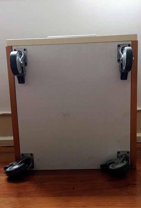 Mesa de cabeceira ou de escritório com rodas