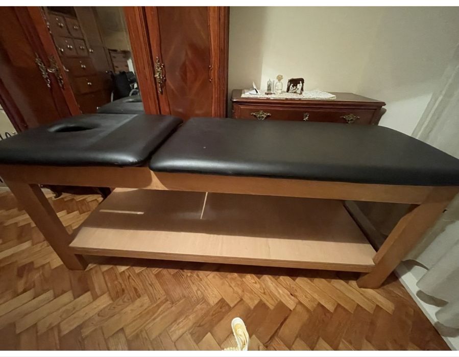 Mesa, 6 cadeiras e duas maquesa