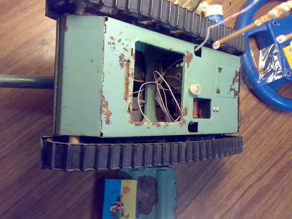 Детские игрушки СССР.танк стальной.большой на батарейках.