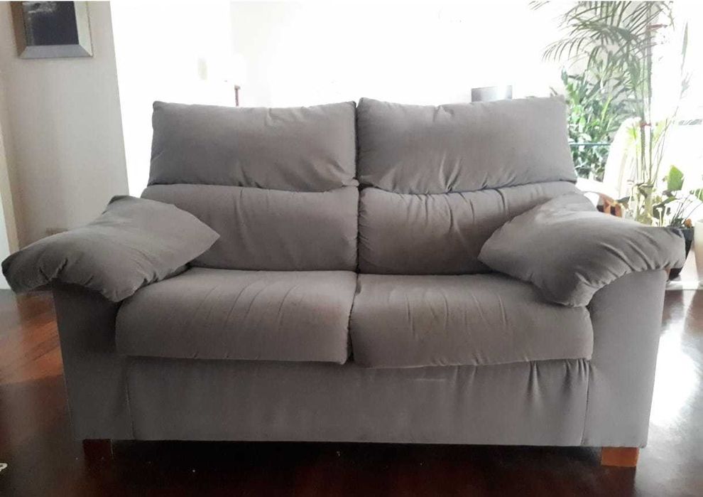 Sofá de 2 lugares, couro natural nobuck, com encostos de cabeça ajustáveis – muito bom estado