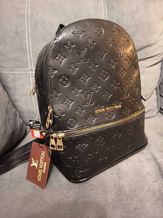 Czarny plecak z napisem Louis Vuitton  – stylowy i praktyczny