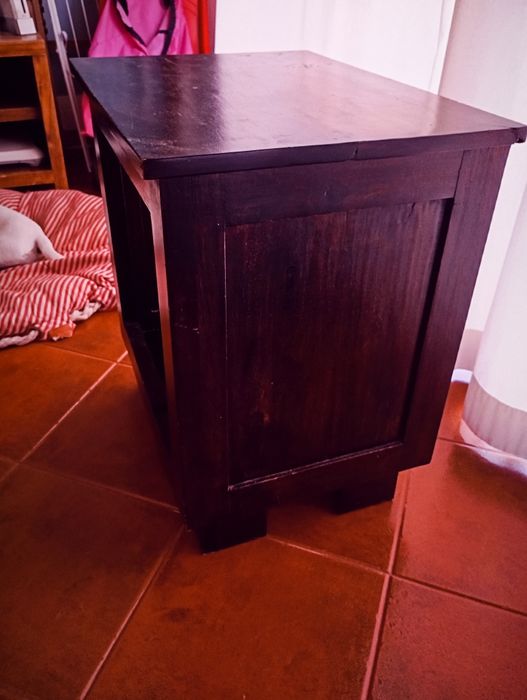 Móvel de apoio em madeira maciça castanha