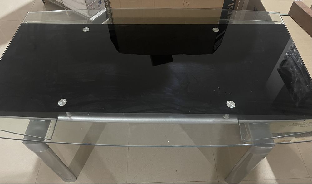 Mesa extensiva em vidro