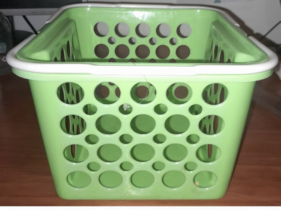 Cesto plástico com asas