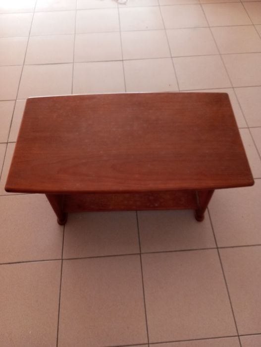 Vendo mesa em madeira maciça