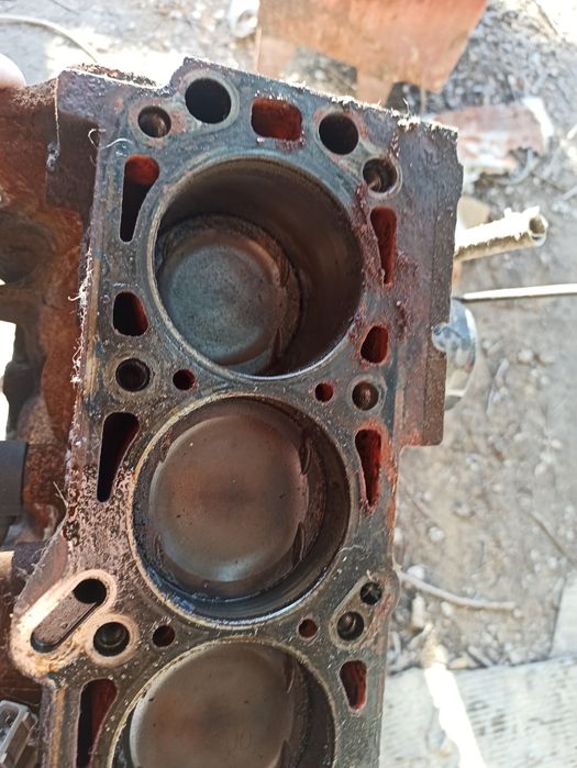 Блок цилиндров lacetti F16D3 с поршнями