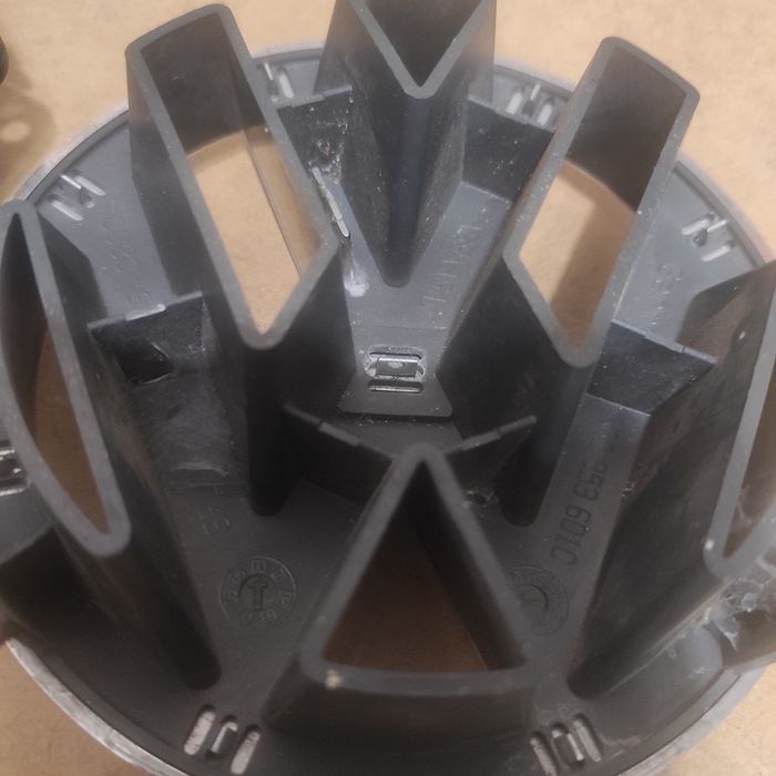 Продається ручка відкривання багажника 3C5827469J VW орігінал значок