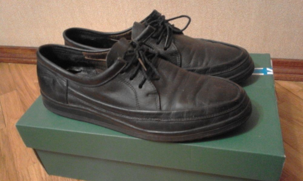 Мужские туфли черного цвета на шнурках