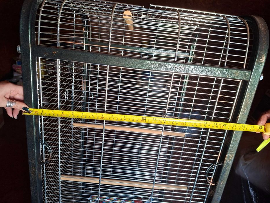 Вольєр на колесах з жердинами для великих птахів