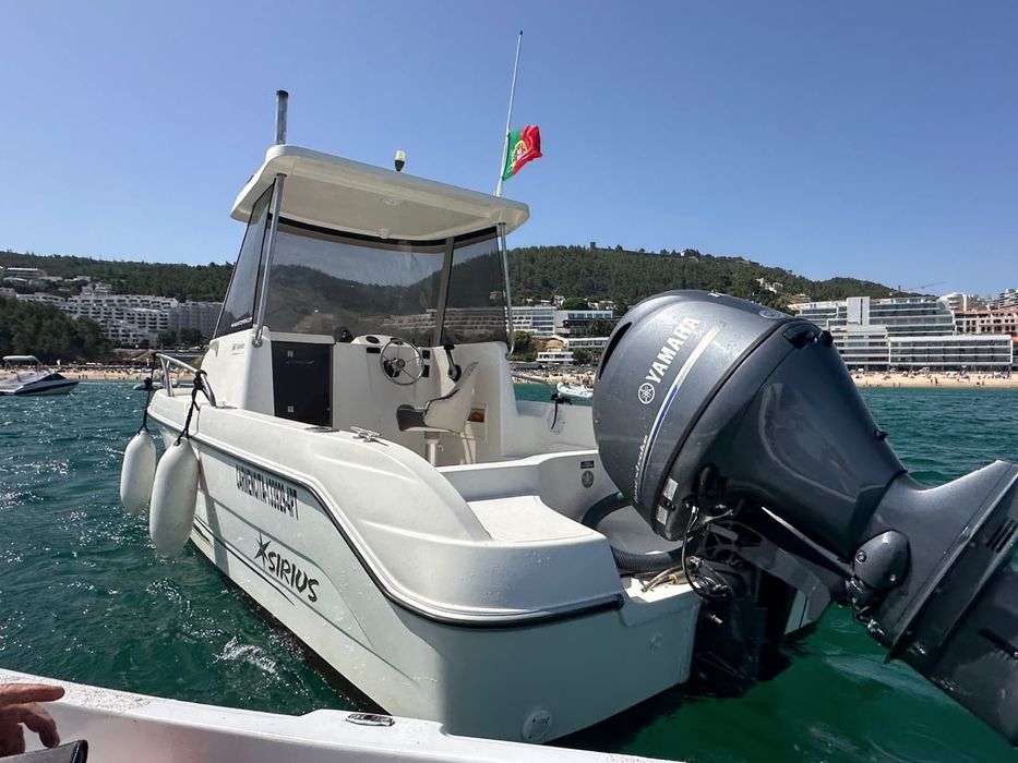 Barco motorizado semi novo