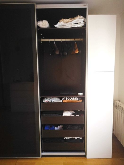 Roupeiro PAX IKEA com portas deslizantes de vidro