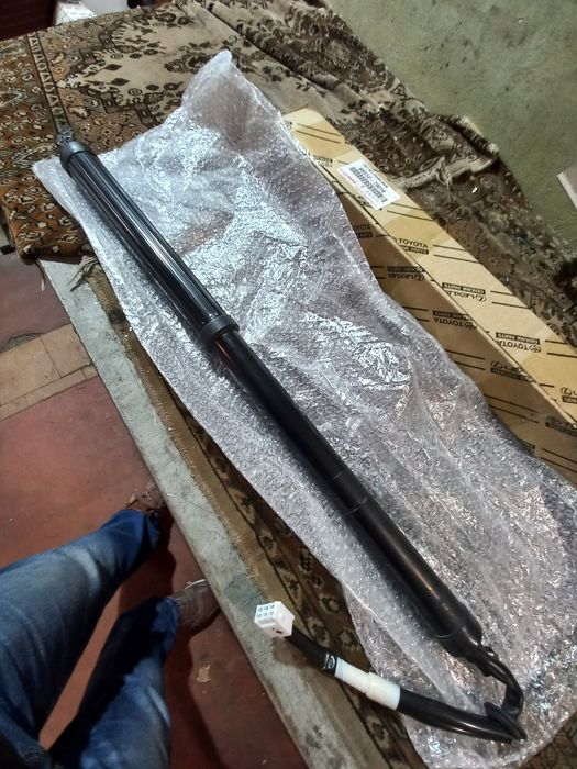 Доводчик,амортизатор,привод крышки багажника Lexus nx