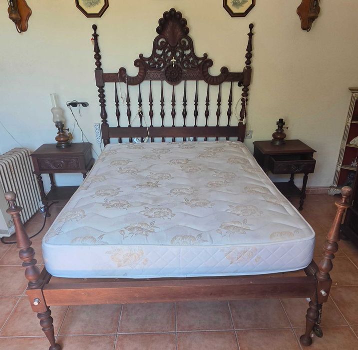 Cama de Casal Clássica em Madeira Trabalhada (Estilo Bilros) + Colchão
