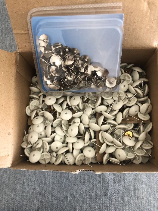 Cama casal e pin metal e brancos novos e dois móvel cabides muito bons