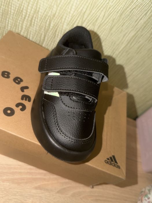Продам кросівки Adidas
