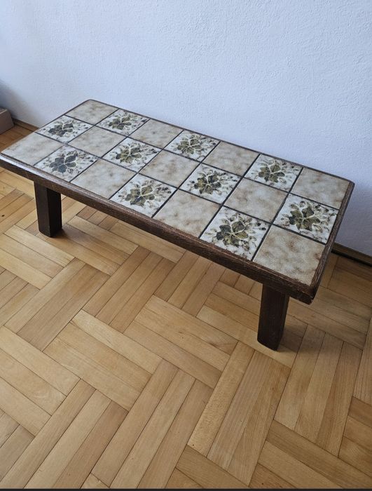 Drewniany stół z płytkami