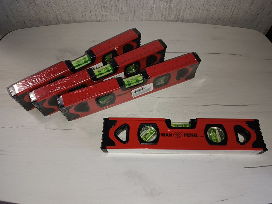 Ключ трещётка с торцевыми головками и другой ручной инструмент.