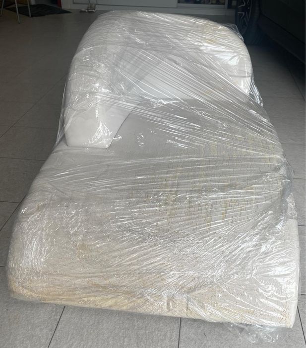 Chaise longue com pernas em inox