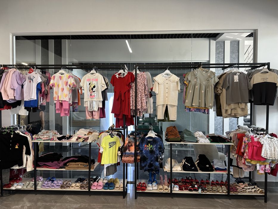 Стойки для одягу в магазин в ідеальному стані