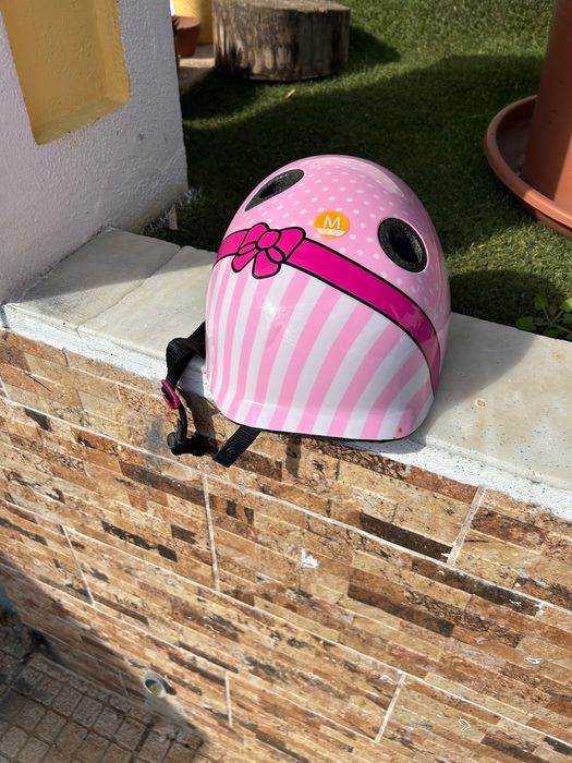 Capacete rosa de menina