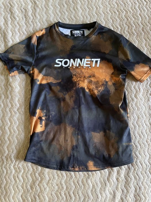 Чорно-оранжева футболка