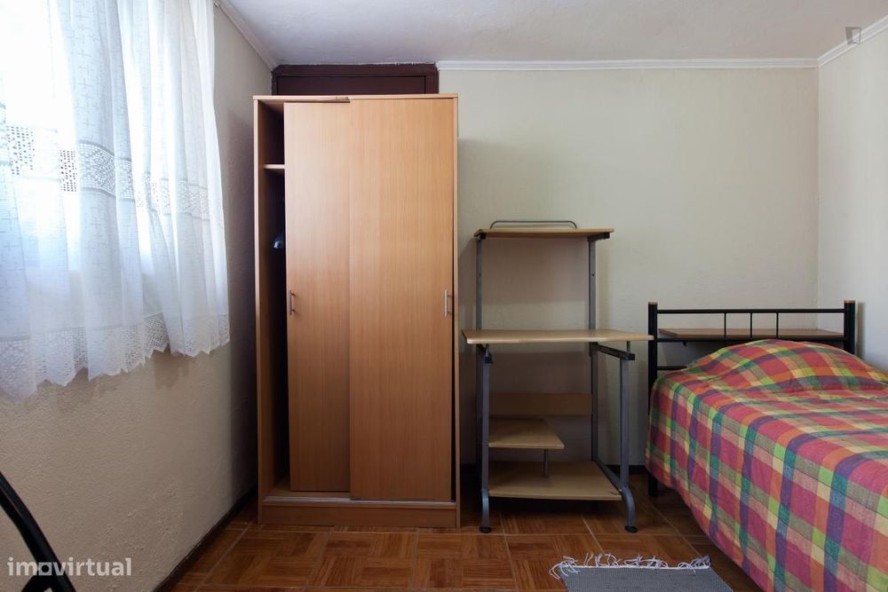 Quarto - localizado em Paranhos Porto