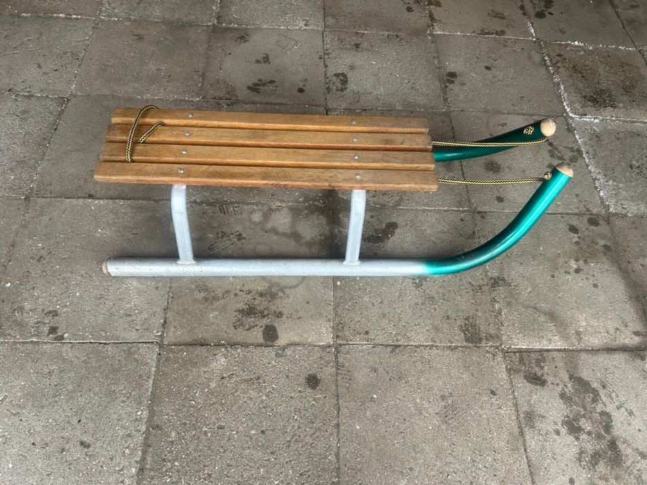Duże metalowe sanki