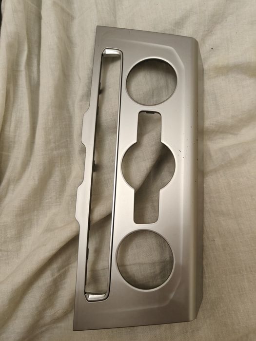 Декор центральної консолі Passat B8