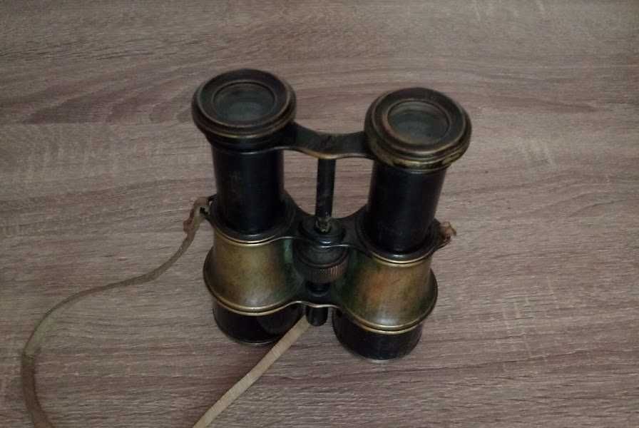 Старый бинокль. винтажный.