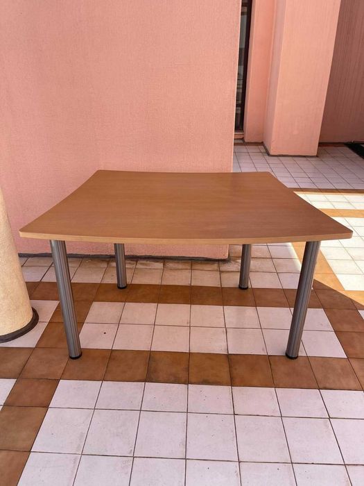 Mesa de madeira para quarto da criança
