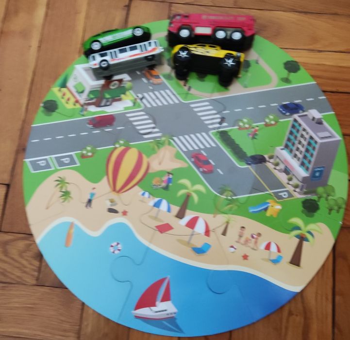 Чотири машинки на пазлі - містечку.