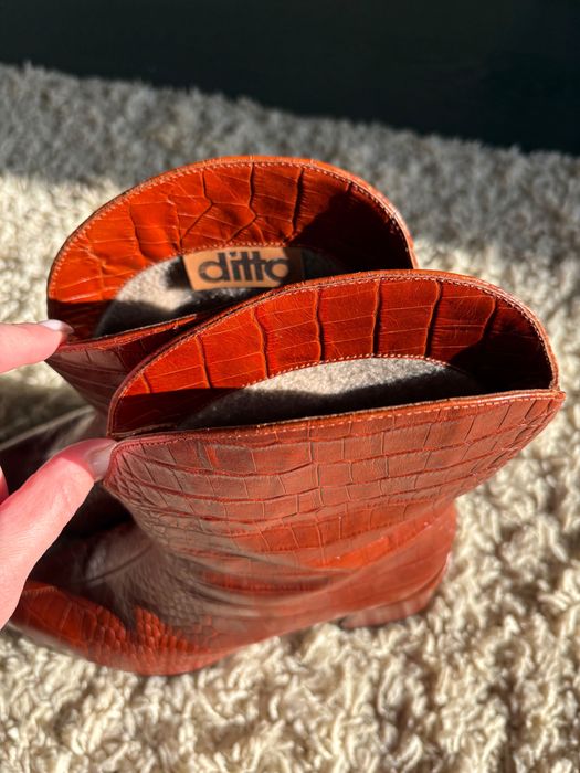 Жіночі чоботи-козаки