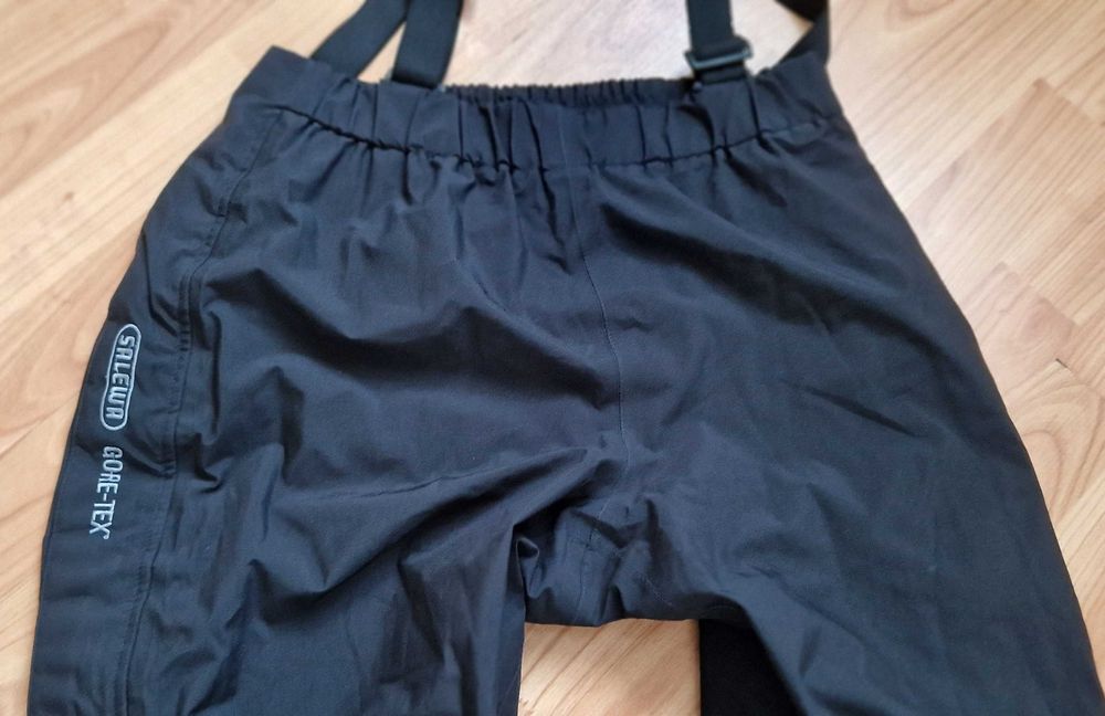 Męskie Czarne spodnie Salewa z szelkami Gore-Tex L