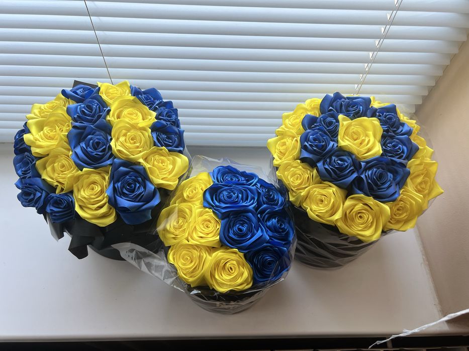 Квіти в коробці з атласних стрічок