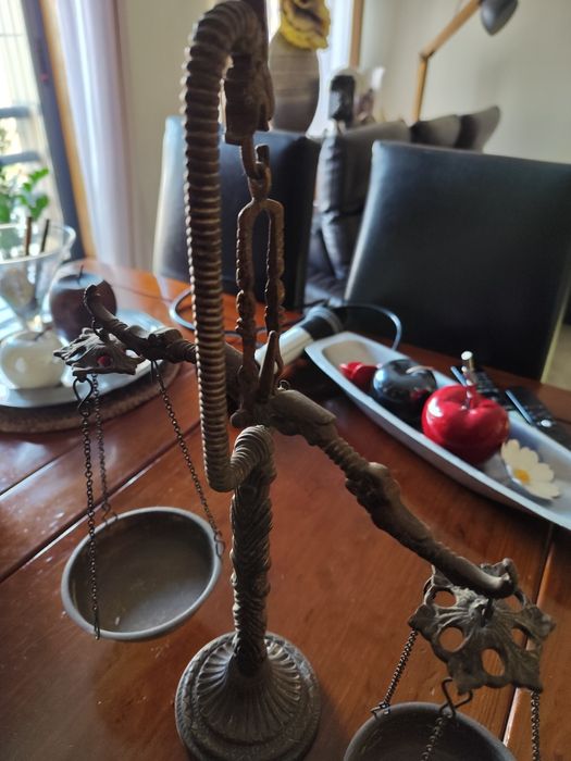 Balança antiga em latão.