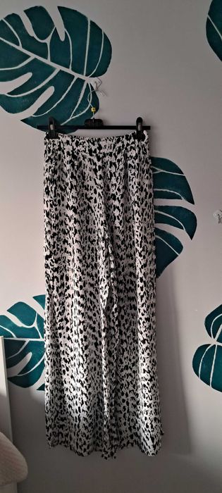 Zwiewne lekkie spodnie pantera Bershka M
