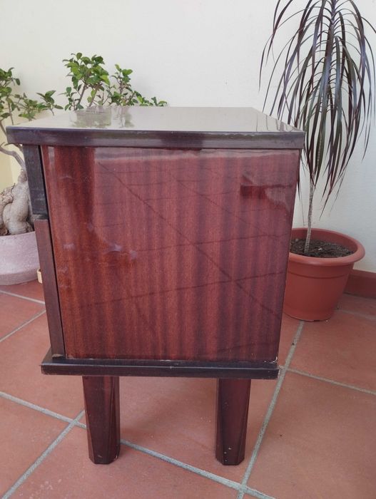 Mesa cabeceira antiga