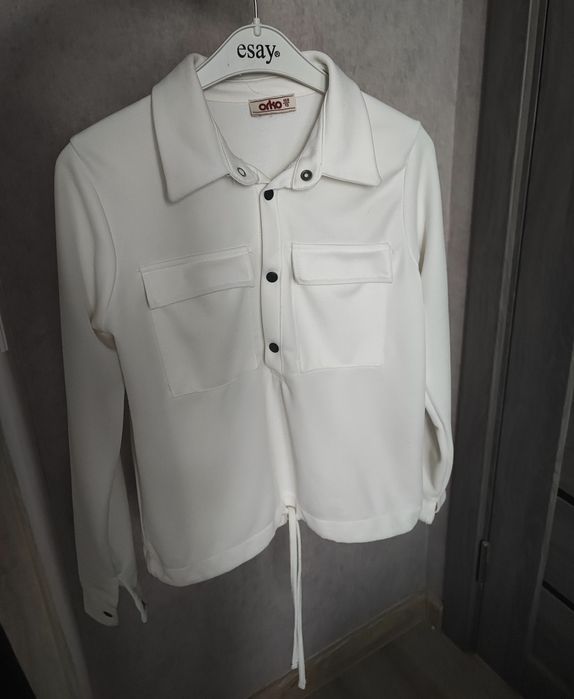 Сучасна підліткова біла сорочка