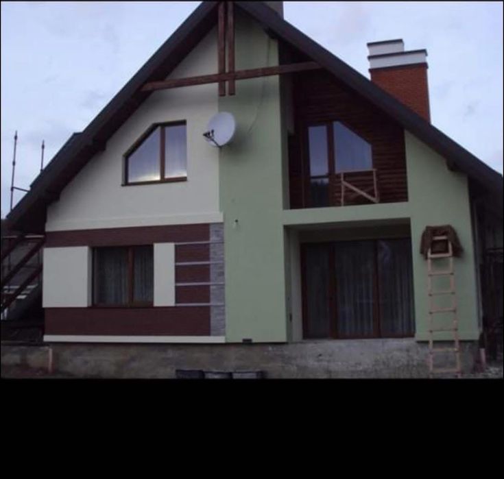 Фасадні роботи з власним риштуванням