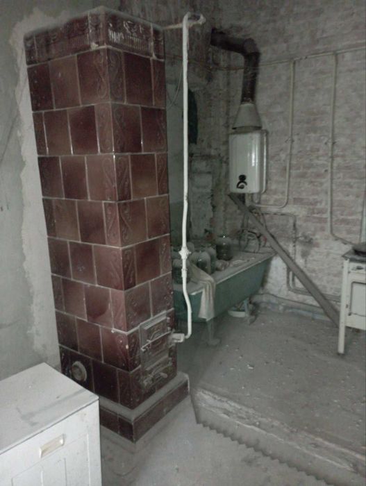 Продається трикімнатна квартира поблизу центру.