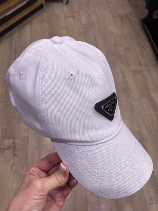 Біла котонова кепка Prada